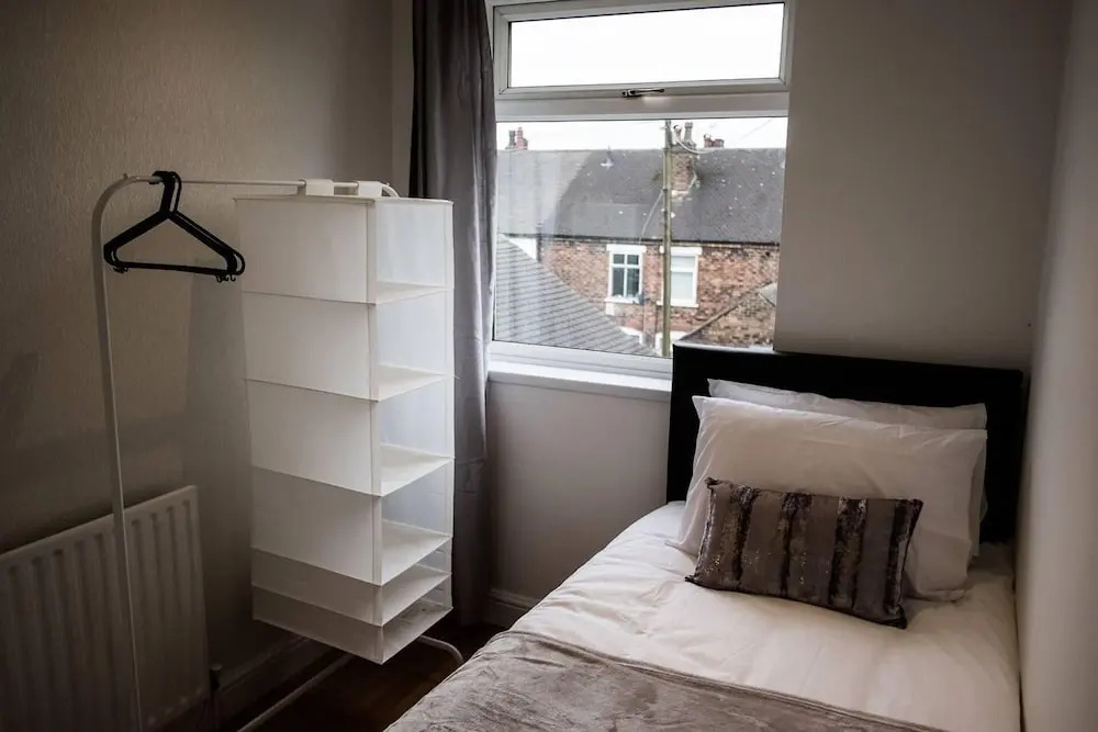 4 Bed House, Sleeps 9, Free Parking
