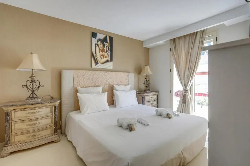 Luxurious Cosy 2 Bdrm Apartment Near Martinez by Olidesi