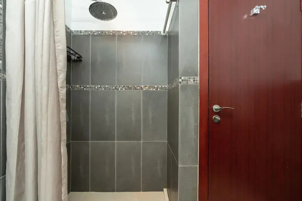Whitesage - Magnificent Waterfront Apt, Steps From the Beach