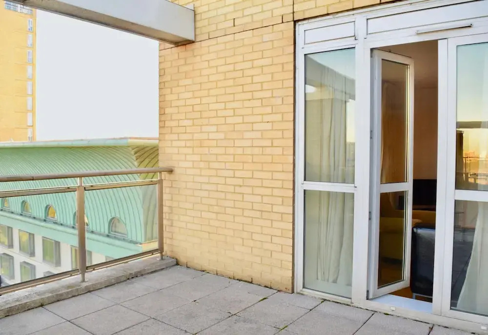 2 Bedroom Apartment With Stunning Views of Canary Wharf