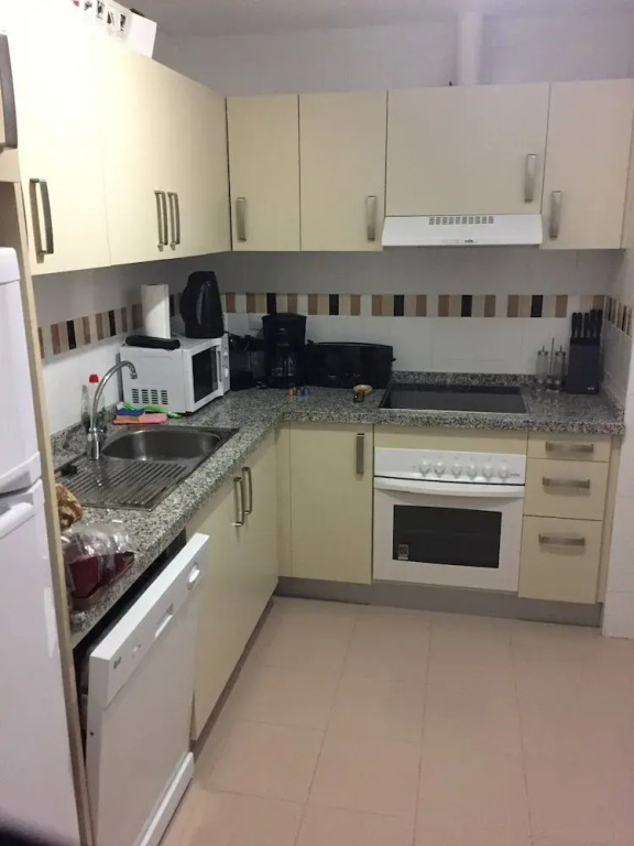 Sunny, Quiet And Spacious Apartment Nearby The Sea