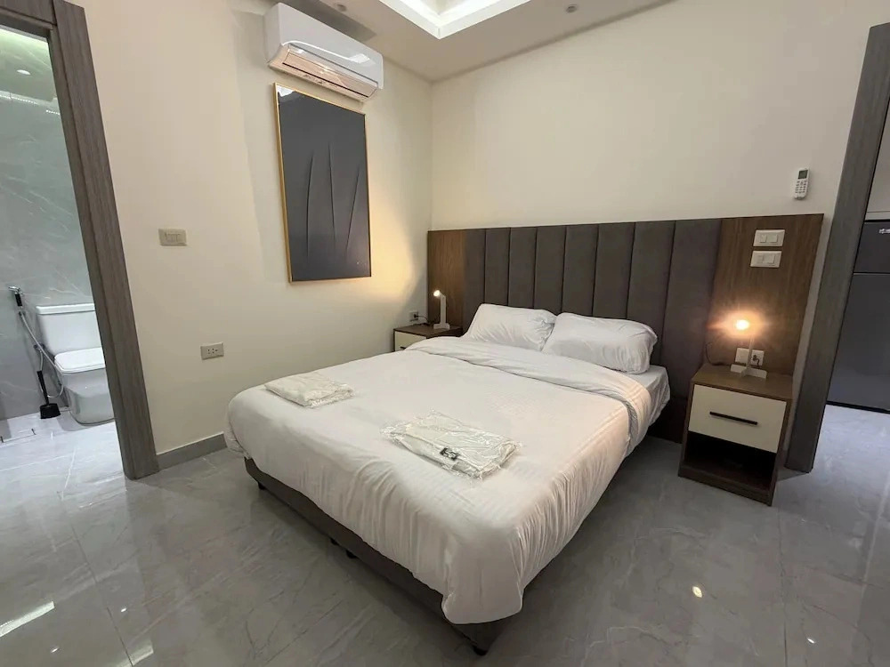 004 JRE Apartment With Stunning Boulevard Veiw