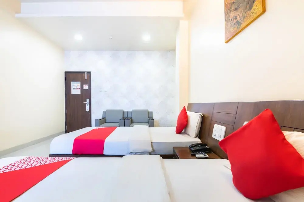 Capital O 490 Hotel Compact Maple Leaf