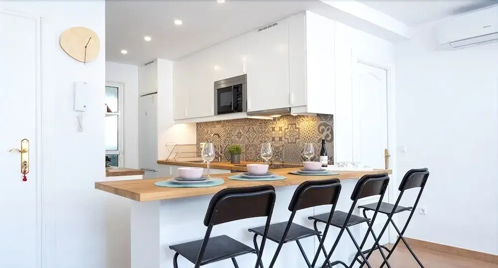 Delightful Apartment on The First Shoreline Ref 141