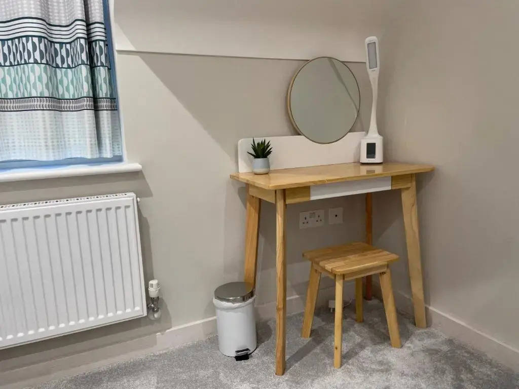 Bournemouth cottage 6mins from beach, free parking