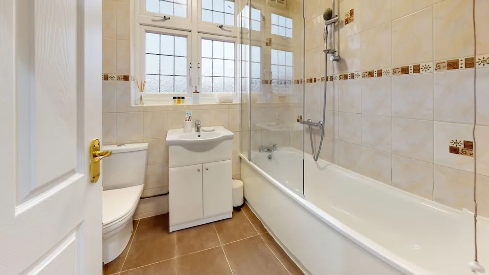 Charming 5-bed House in Romford
