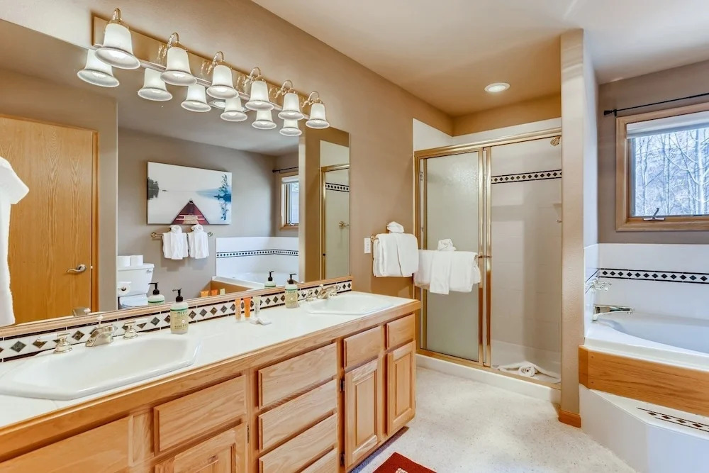 Perfect For Your Family Vacay With Yard, Hot Tub & Pet Friendly! 5 Bedroom Home by RedAwning