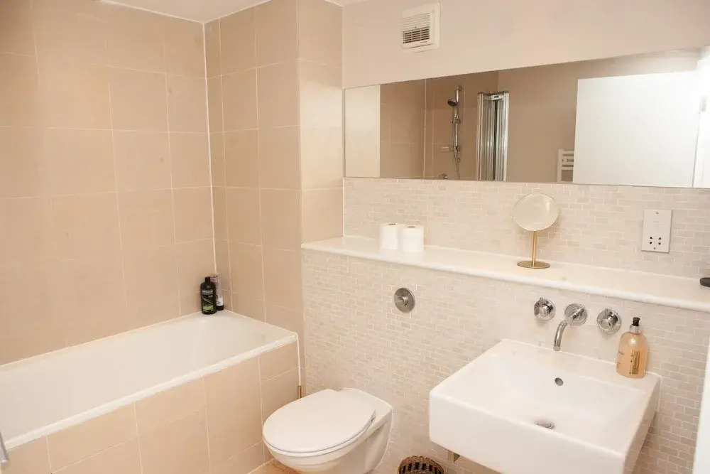 River-side 1 Bedroom Apartment in Bristol