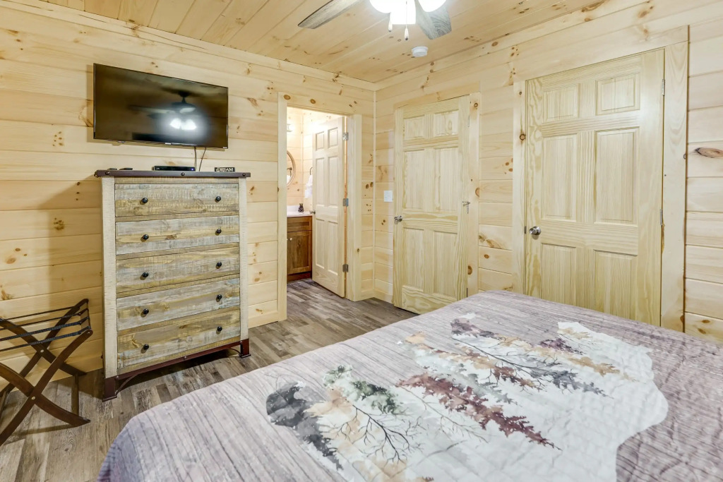 Paws in the Air: Hot Tub, Close to Area Attractions, Restaurants, & Shopping: 5 minutes from the Parkway