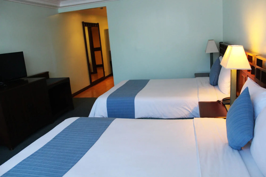 Отель John Hay Hotels Forest Wing