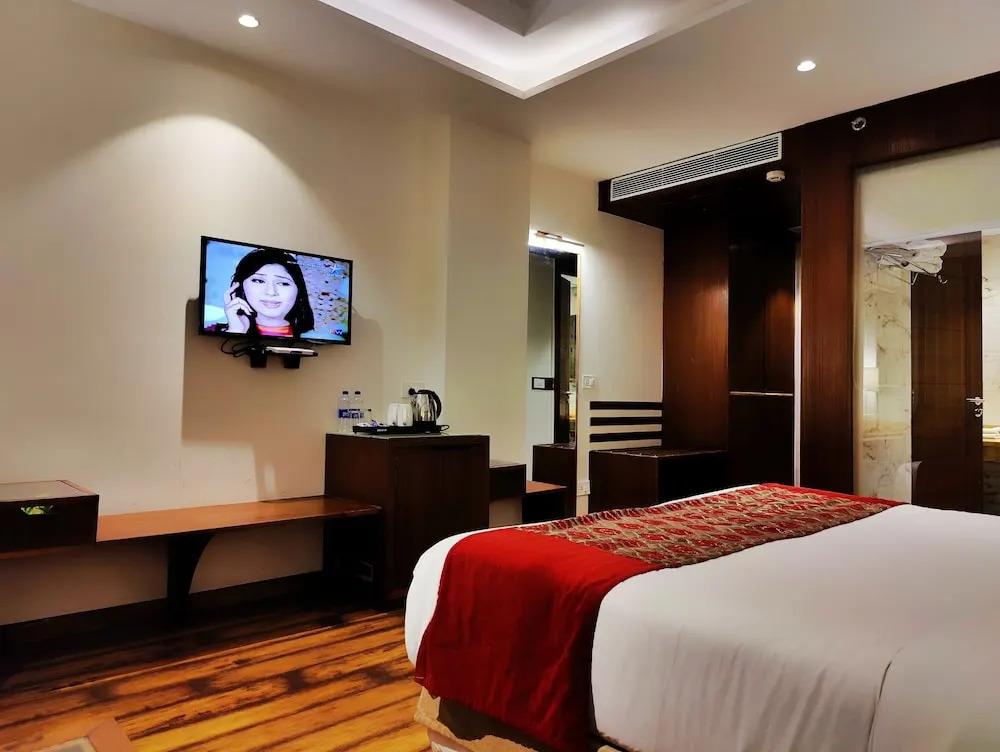 Royale Retreat Hotel & Spa Near Mall Road