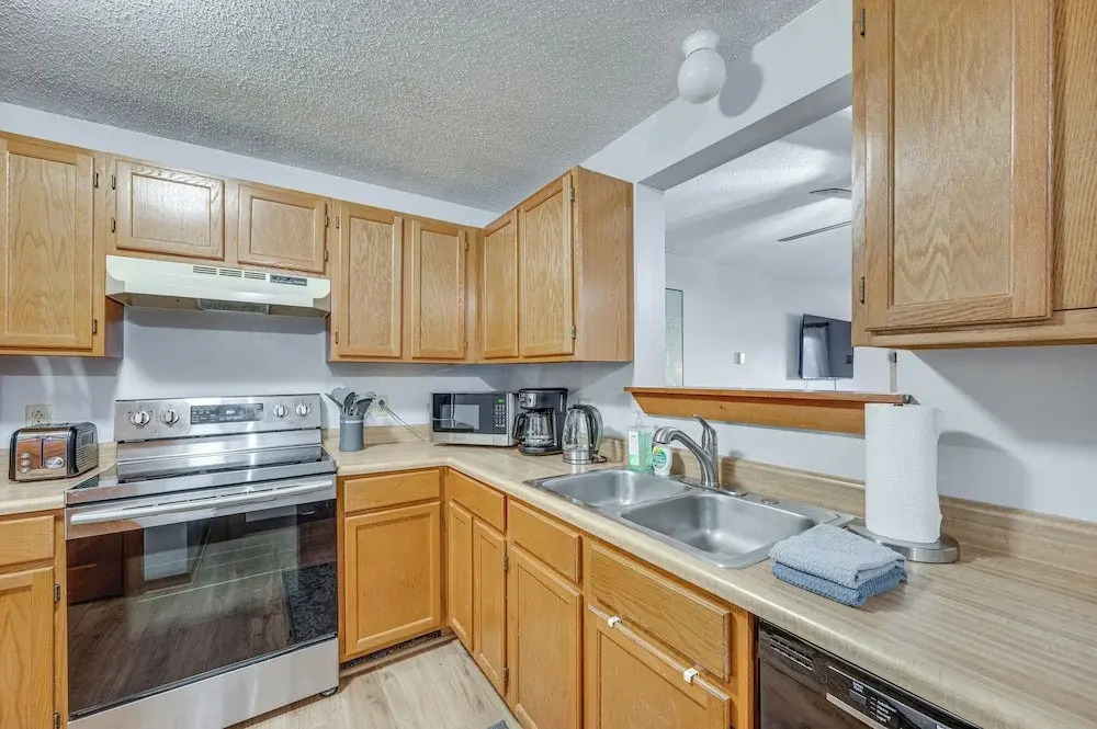 Lincoln Apartment w/ Balcony: 2 Mi to Loon Mtn!
