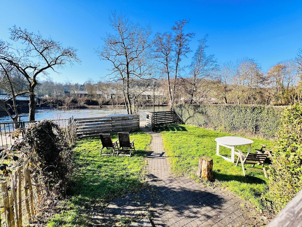 Maison proche rivière avec jardin