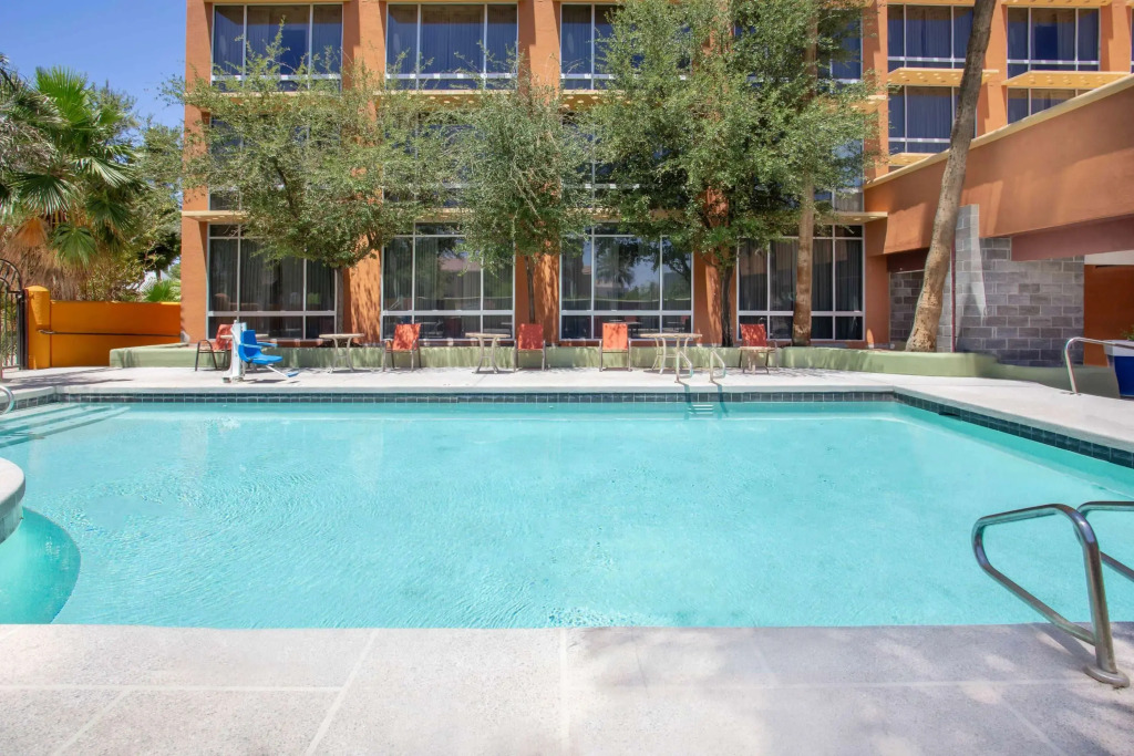 Holiday Inn Express & Suites Phoenix - Midtown, an IHG Hotel
