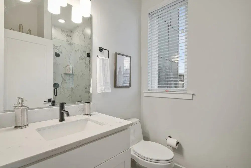 Bright 3 Bedroom + Rooftop Views