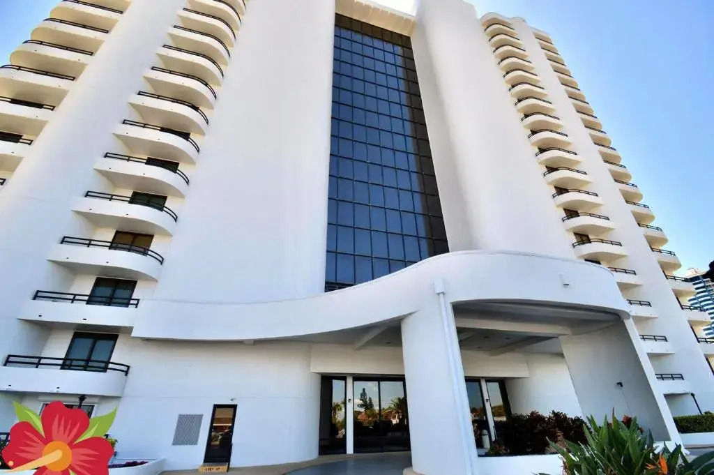 Beautiful 2 Bedroom, Ocean Front Condo, 6th floor at the Sherwin
