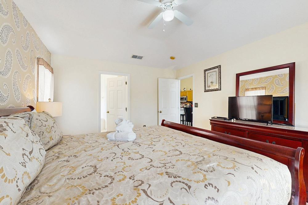 Cozy Home With Private Pool, Billiards, Central AC, Enclosed Yard