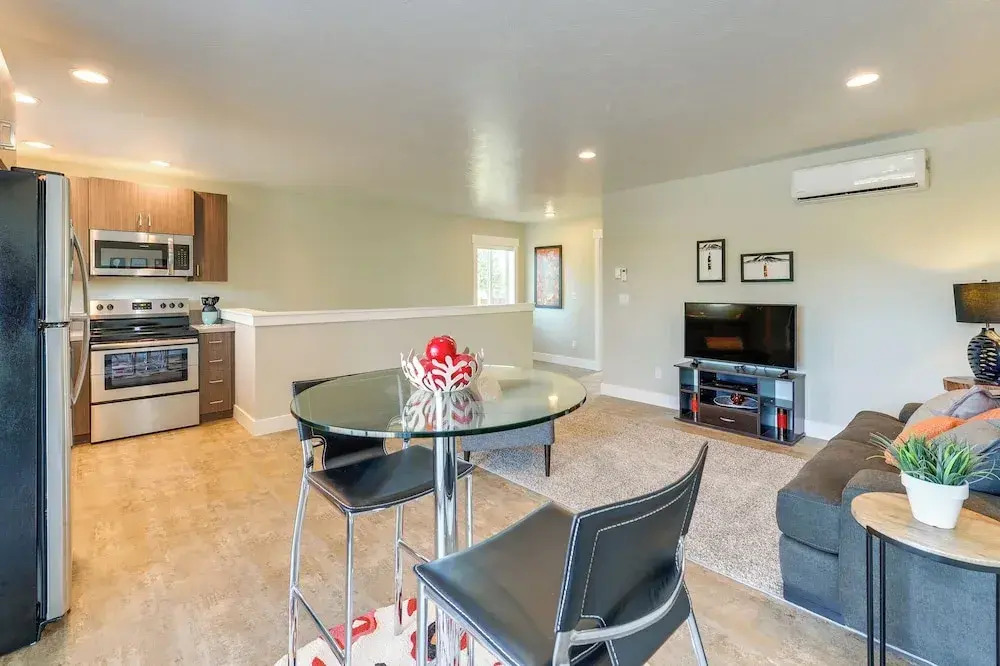 Modern Apt - 7 Mi to St. Anthony Sand Dunes!