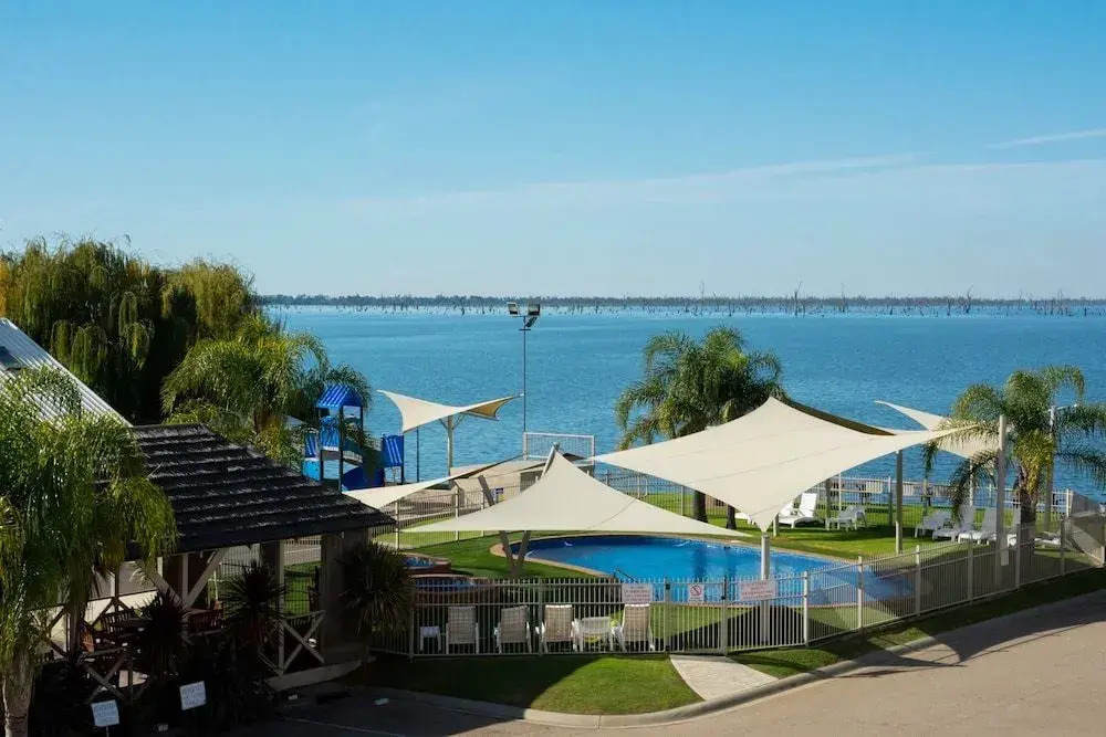 Lake Edge Resort