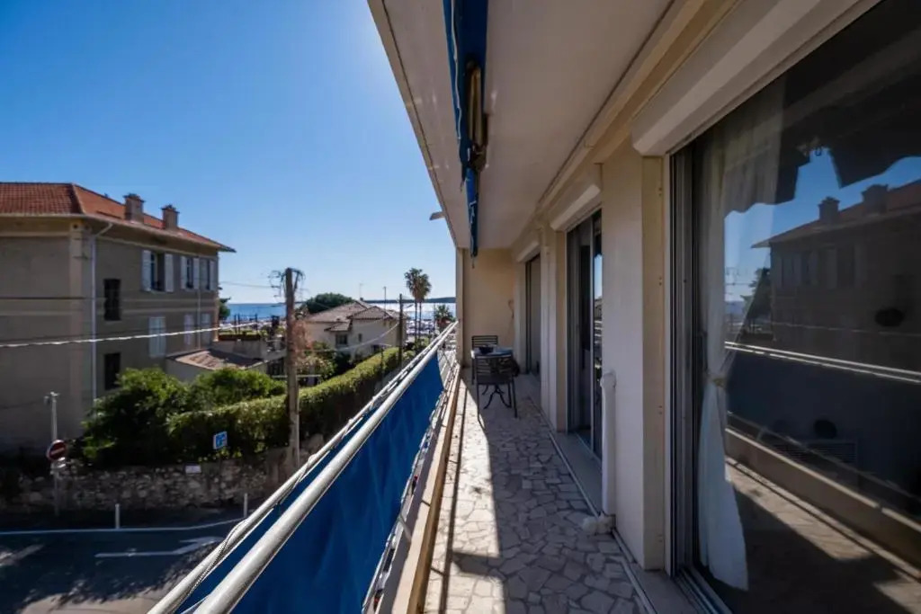 SERRENDY 2-bedroom apartment with terrace and parking only 100 meters