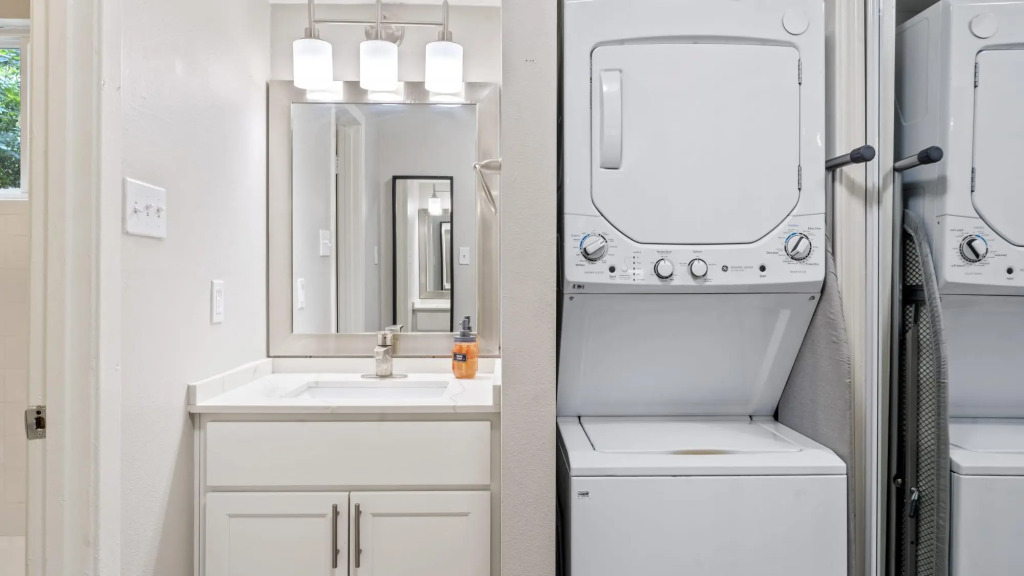 Cozy Efficiency Studios Close to Downtown and Domain