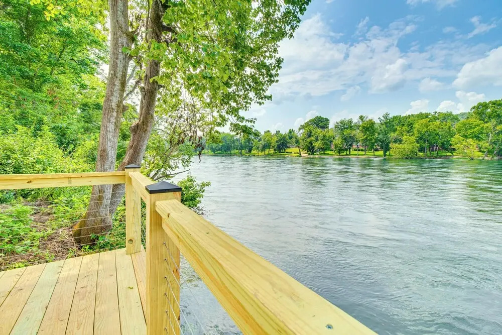 Flippin Home w/ Deck & Grill: Steps to White River