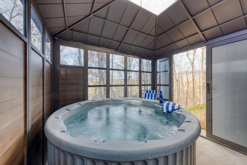 Dark Horse by Avantstay Secluded 5bdr w/ Hot Tub, Game Room, Deck Forest Views