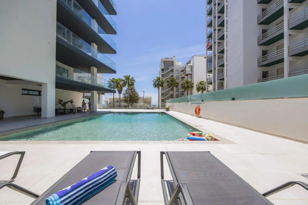 Luxorious Beachside Apartment w Pool & Seaview