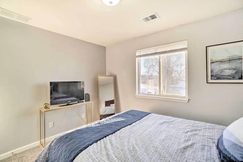 Bright Englewood Condo ~ 9 Mi to Dtwn Denver!