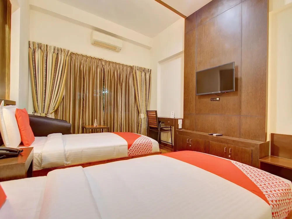 OYO 13090 Astor Hotel
