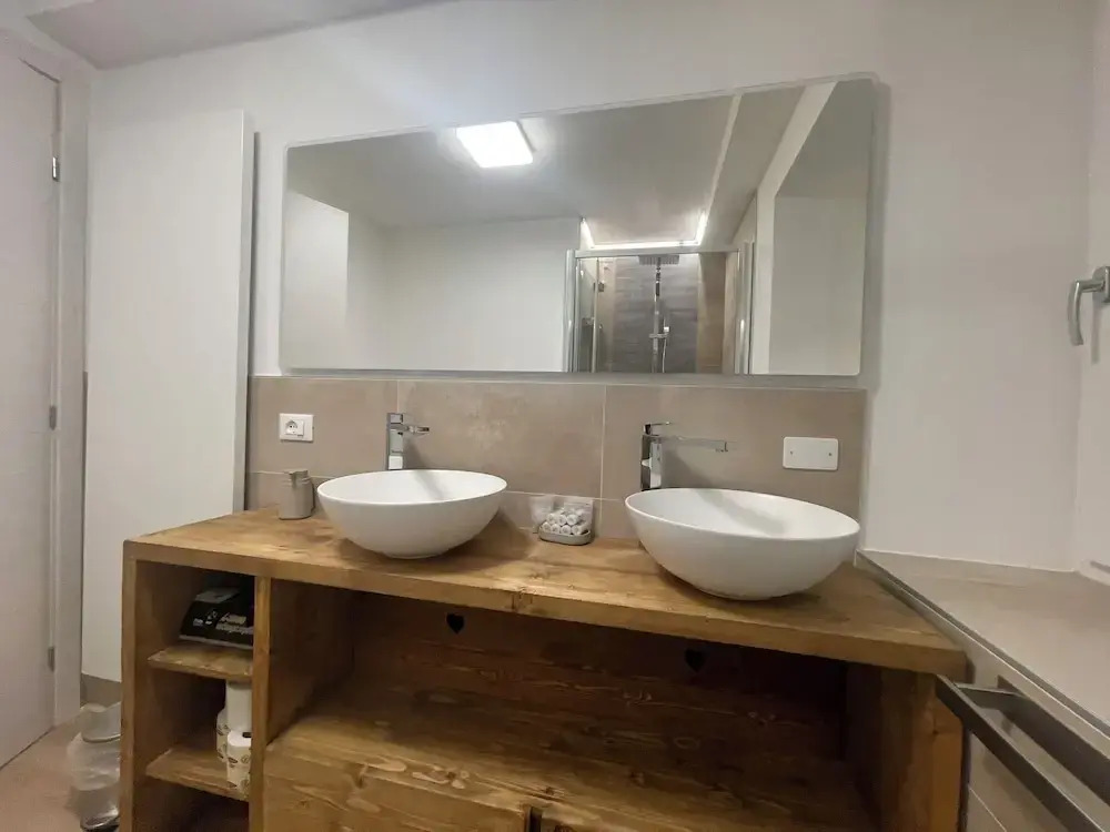 SnowLake Suite & Apartment