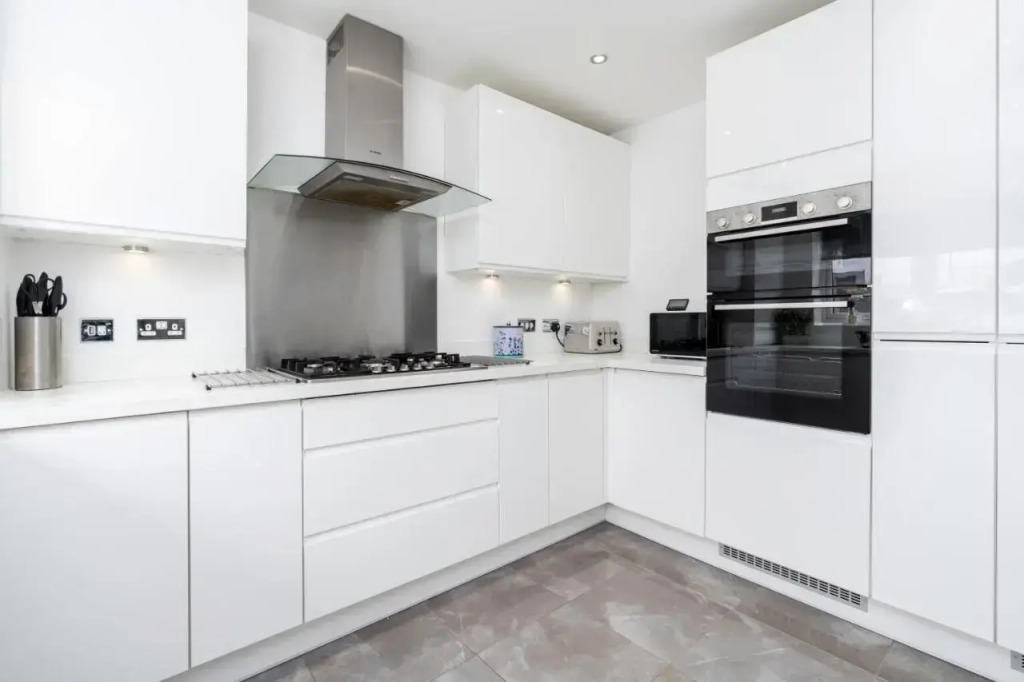 Large family room suitable for 4 Close to CC