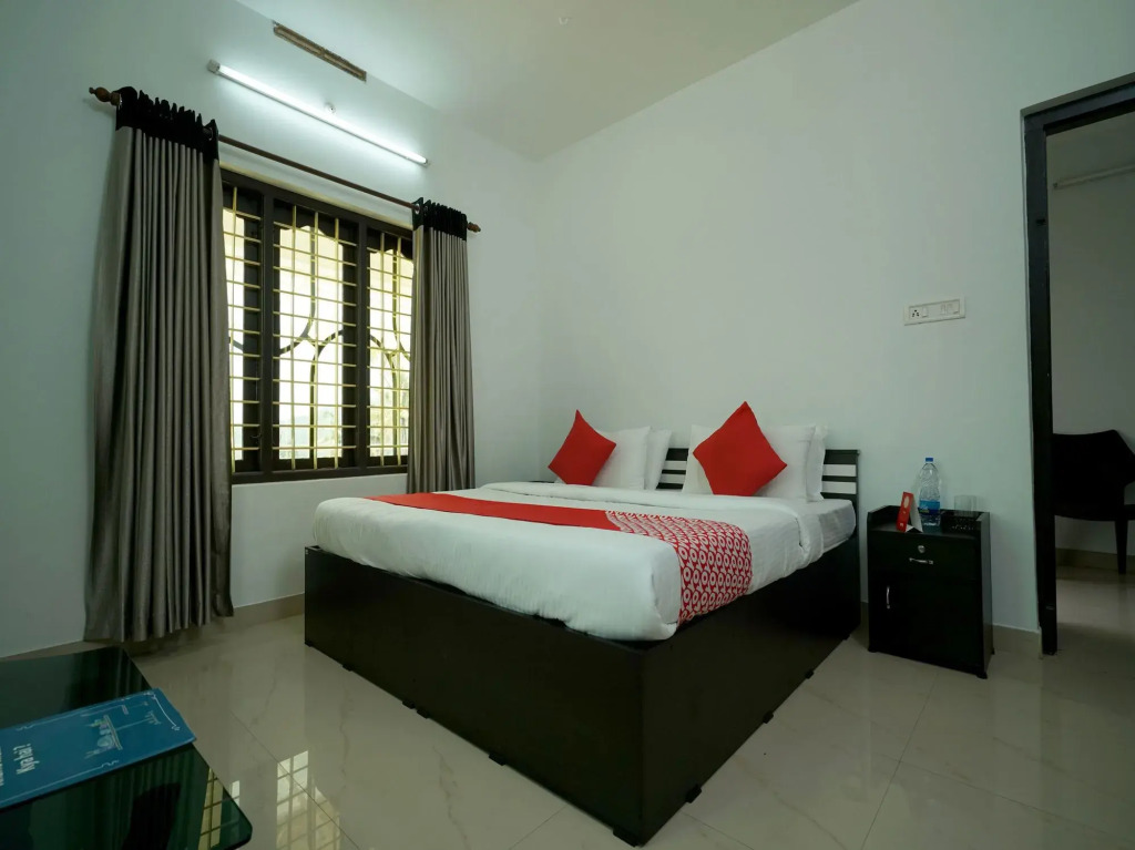 OYO 12224 Karoli Inn
