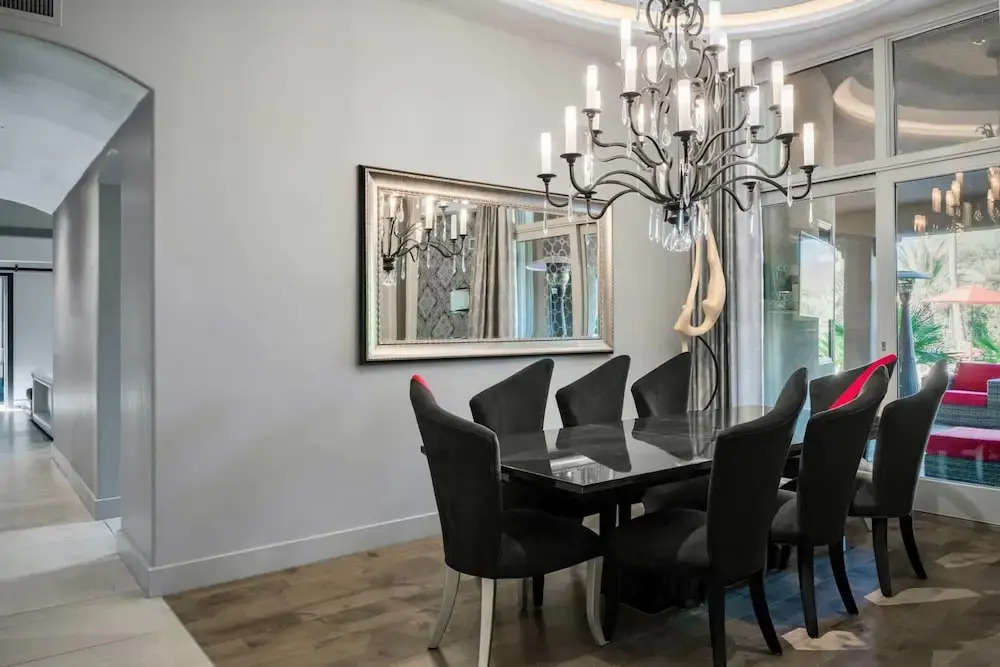 Preston by Avantstay 6BR Desert Oasis w/ Basketball Court, Pool & Hot Tub