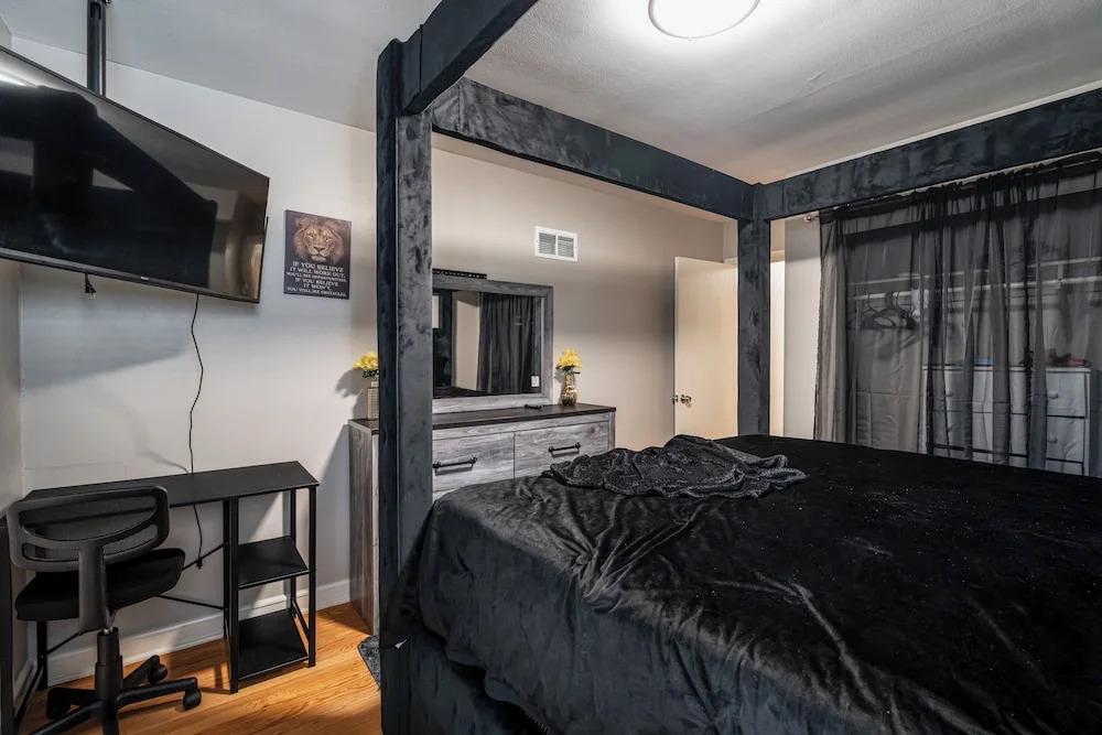 7 Mi to Lake Michigan: Milwaukee Vacation Rental