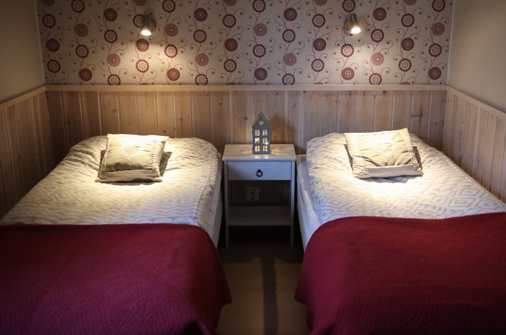 Isokenkäisten Klubi - Wilderness Lodge