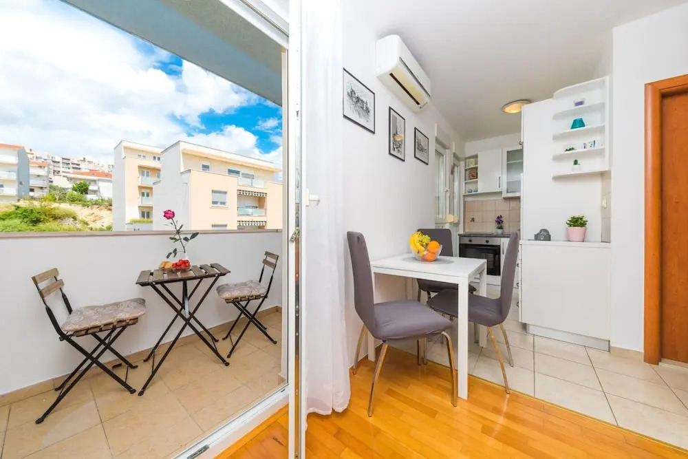 Close to Znjan Beach, Spacious Studio With Balcony