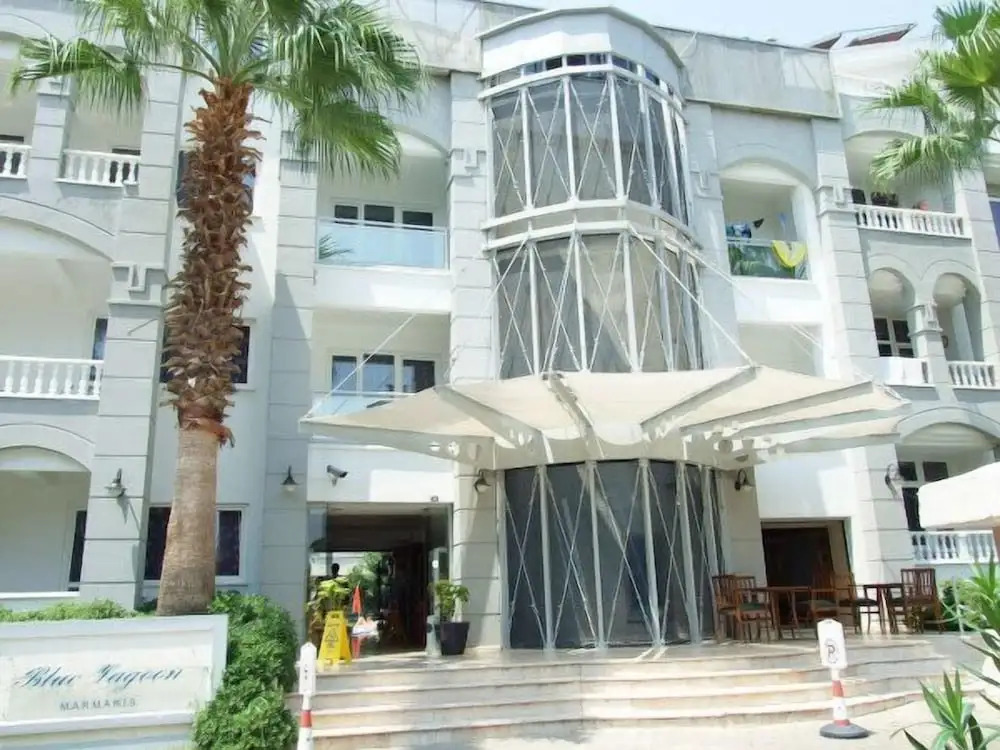 Blue Lagoon Apart Hotel