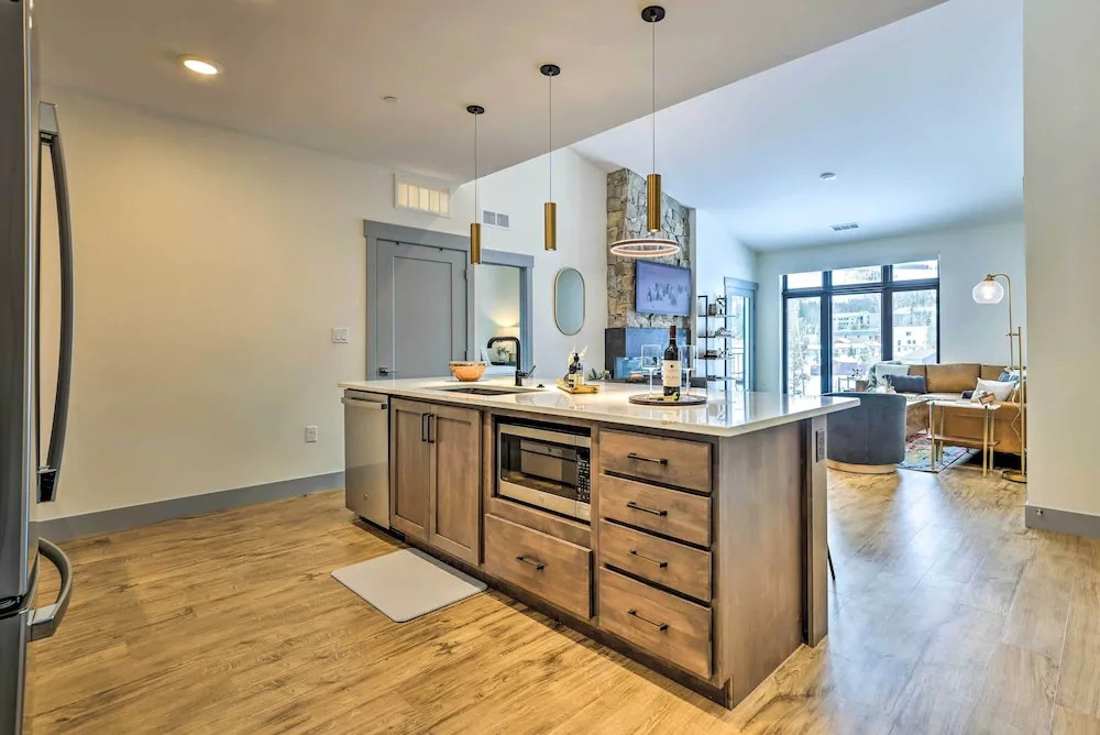 Condo w/ Mountain Views in Heart of Downtown!
