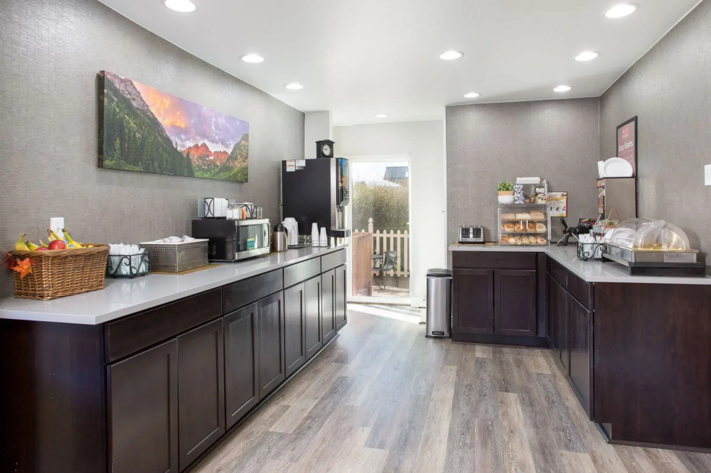 Econo Lodge  Inn & Suites Durango