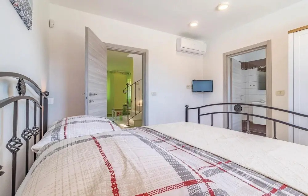 Nice Home in Vodnjan with Hot Tub, WiFi & 4 Bedrooms