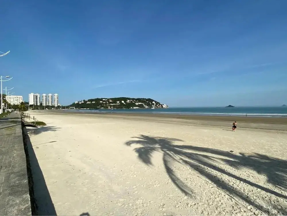 Apto na Enseada a 50 metros da praia