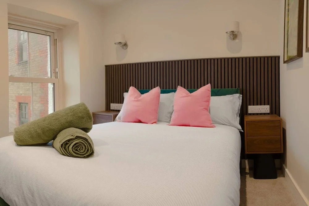 Modern 3BR Flat in Central Plymouth Free Parking Sleeps 6