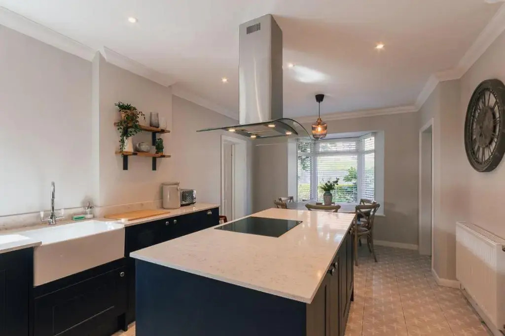 Stunning 4 bed with hot tub - walking distance to Cromer beach and town