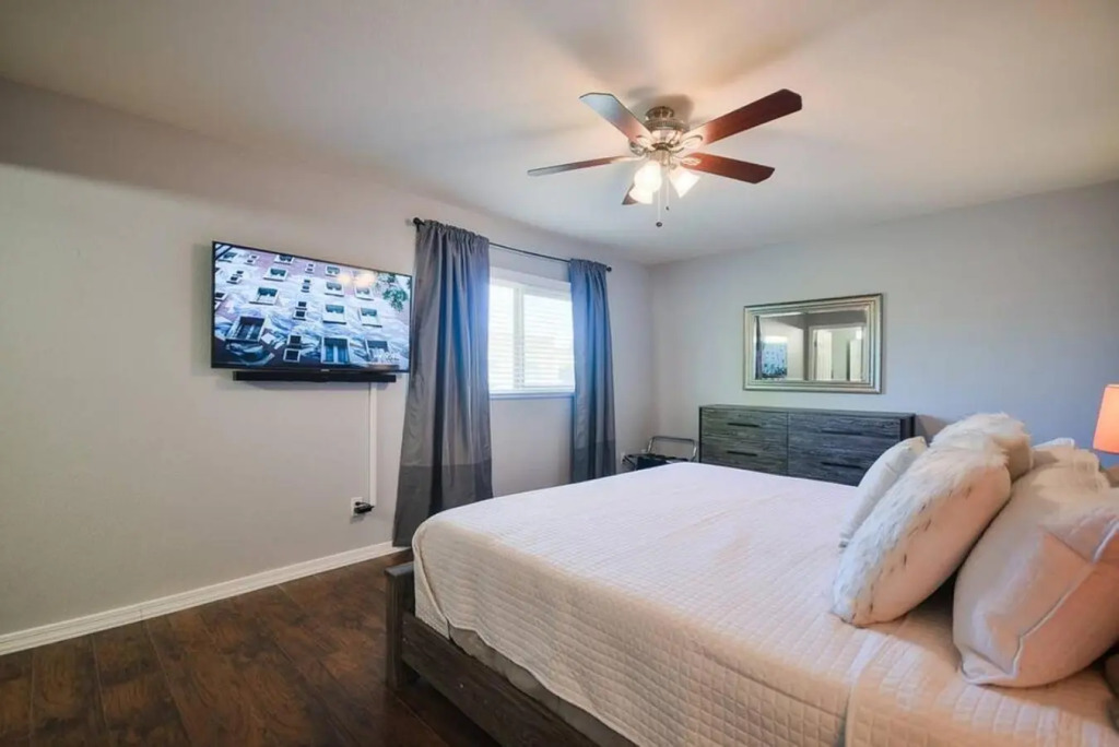 Luxury Condo- Walk to Old Town, ScottsdaleKing II