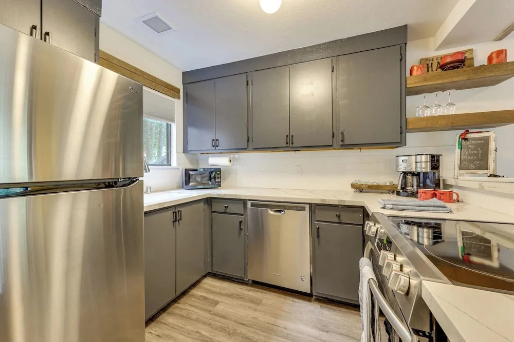 2 Mi to Dorabella Cove: Dog-friendly Townhouse