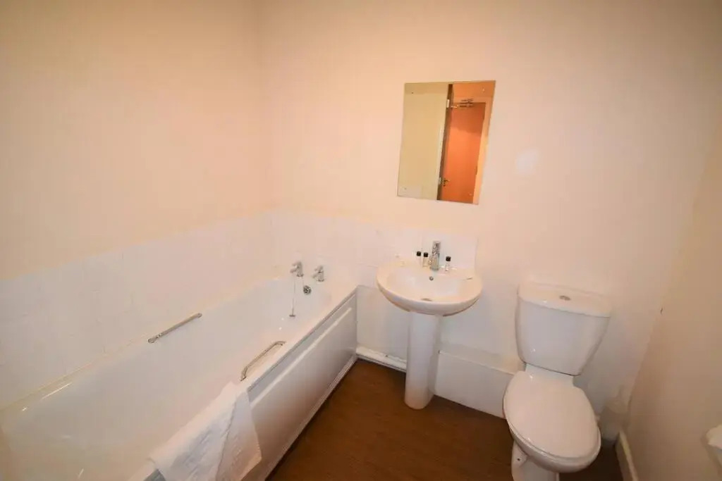 Pinnacle 2 - City Centre 2 Bedroom 2 Bathroom Apartment - with Balcony, Free Parking, Fast Wifi and Smart TV
