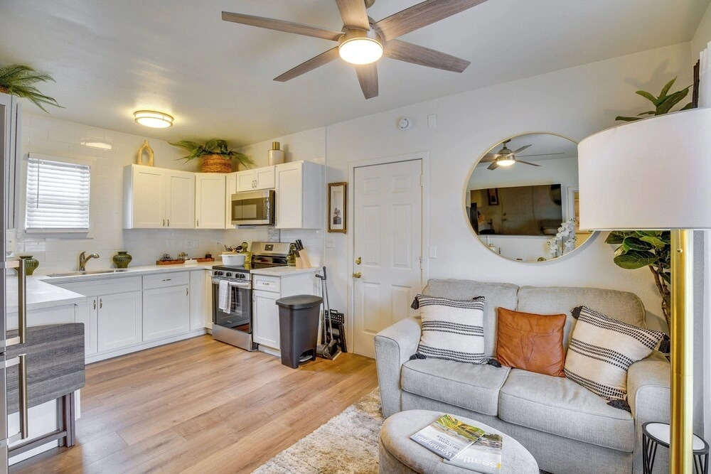 Easy Access to Dtwn Tacoma! Stylish Couples Condo