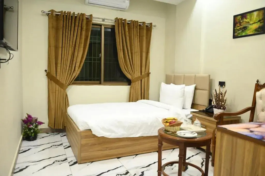 Hotel pearlinn karachi
