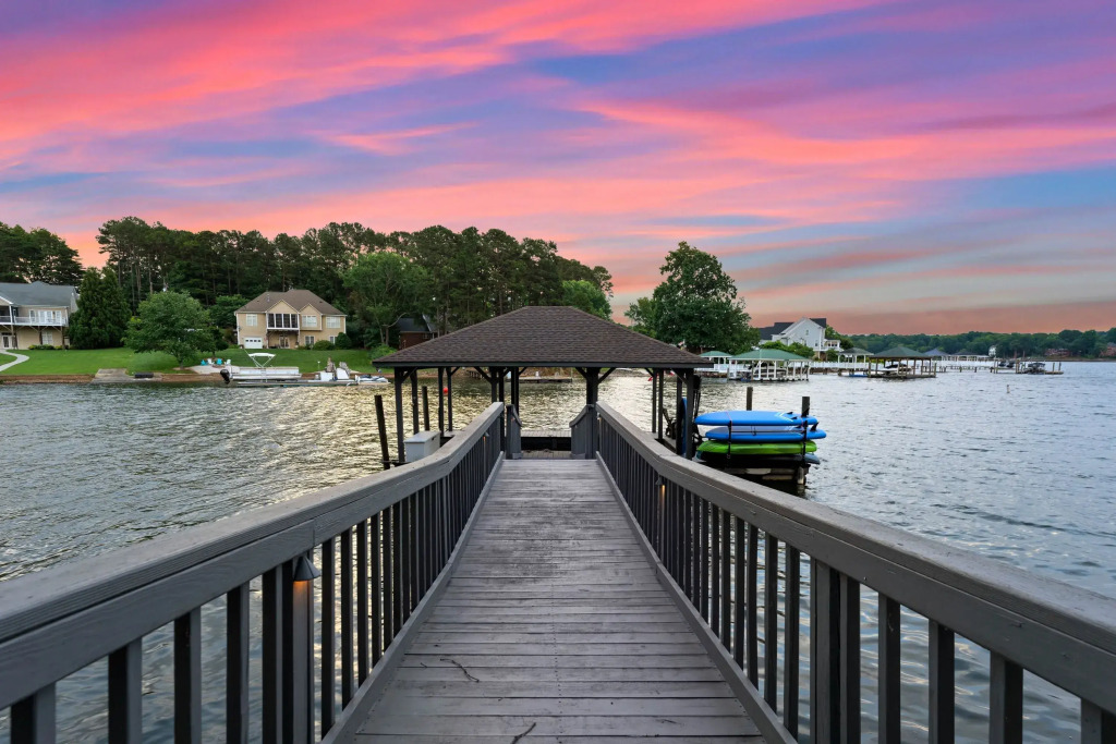 Private Dock, Pool + Hottub, Game Room, Firepit Paradise Pointe by Avantstay